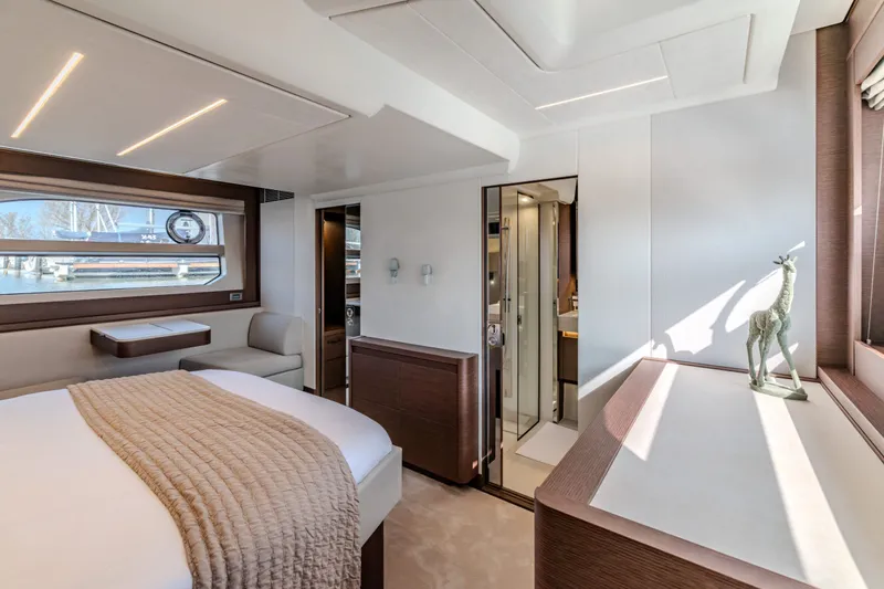 590 Yacht Photos Pics 