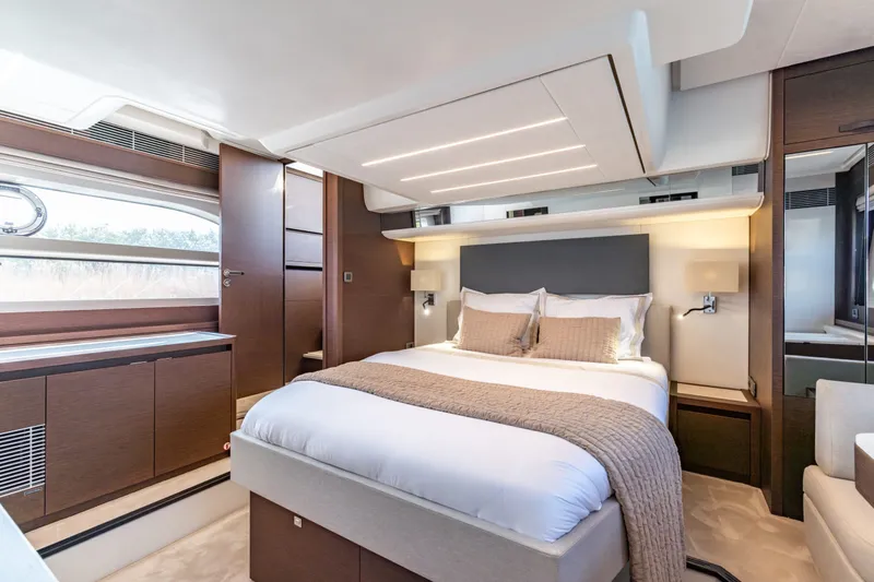 590 Yacht Photos Pics 