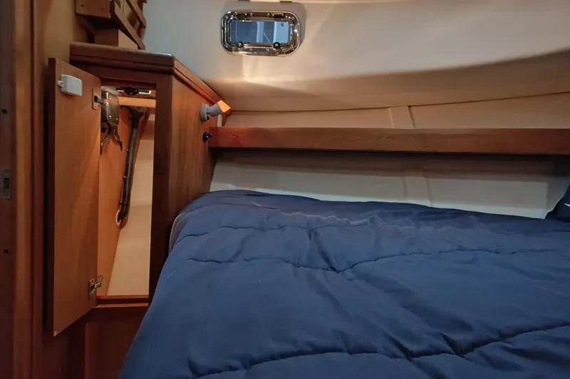 Deja Vu Yacht Photos Pics Hanging Locker berth