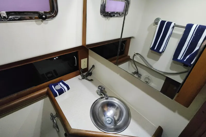 Deja Vu Yacht Photos Pics Head