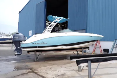 NauticStar 243DC Sport Deck