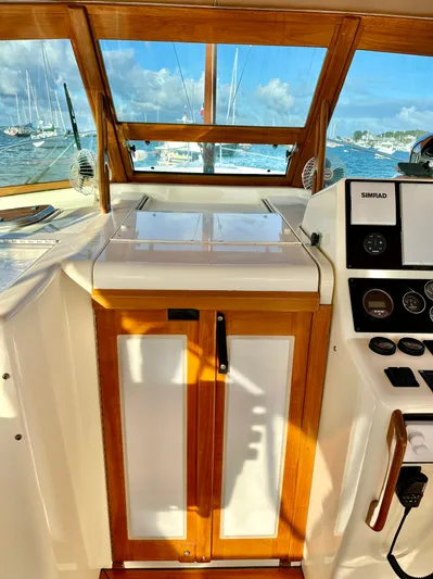 Aquila II Yacht Photos Pics Companionway