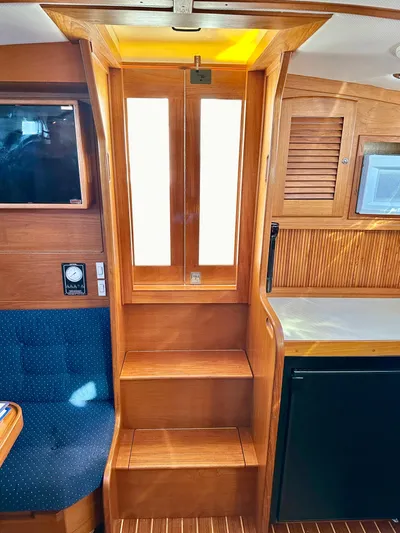 Aquila II Yacht Photos Pics Companionway