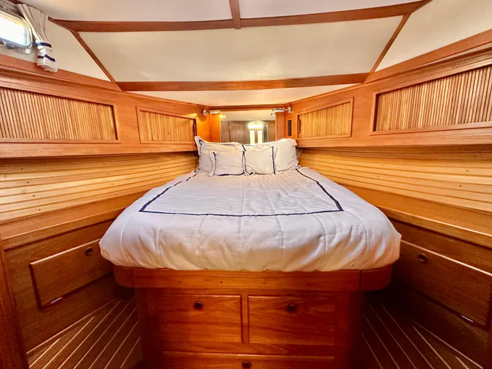 Aquila II Yacht Photos Pics Cabin