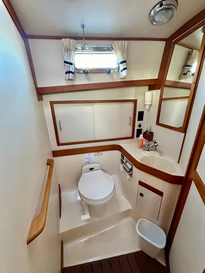 Aquila II Yacht Photos Pics Head