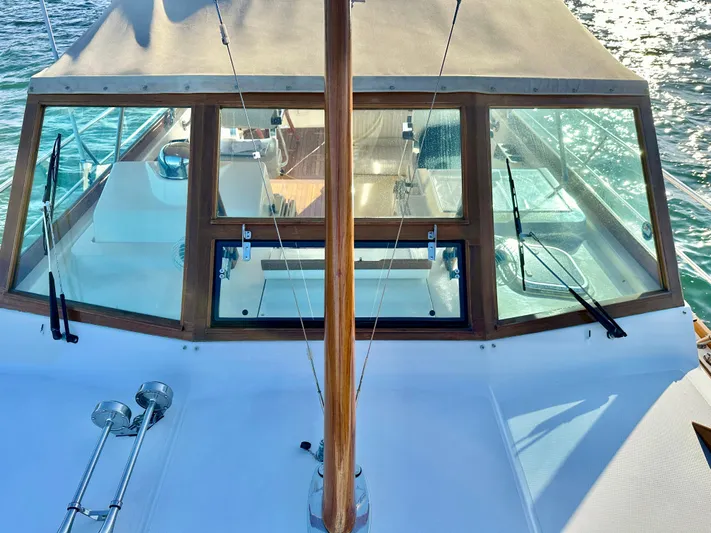 Aquila II Yacht Photos Pics Windshield