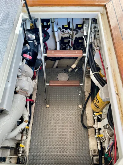 Aquila II Yacht Photos Pics Engine Room