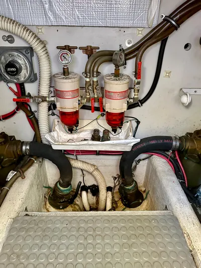 Aquila II Yacht Photos Pics Engine Room