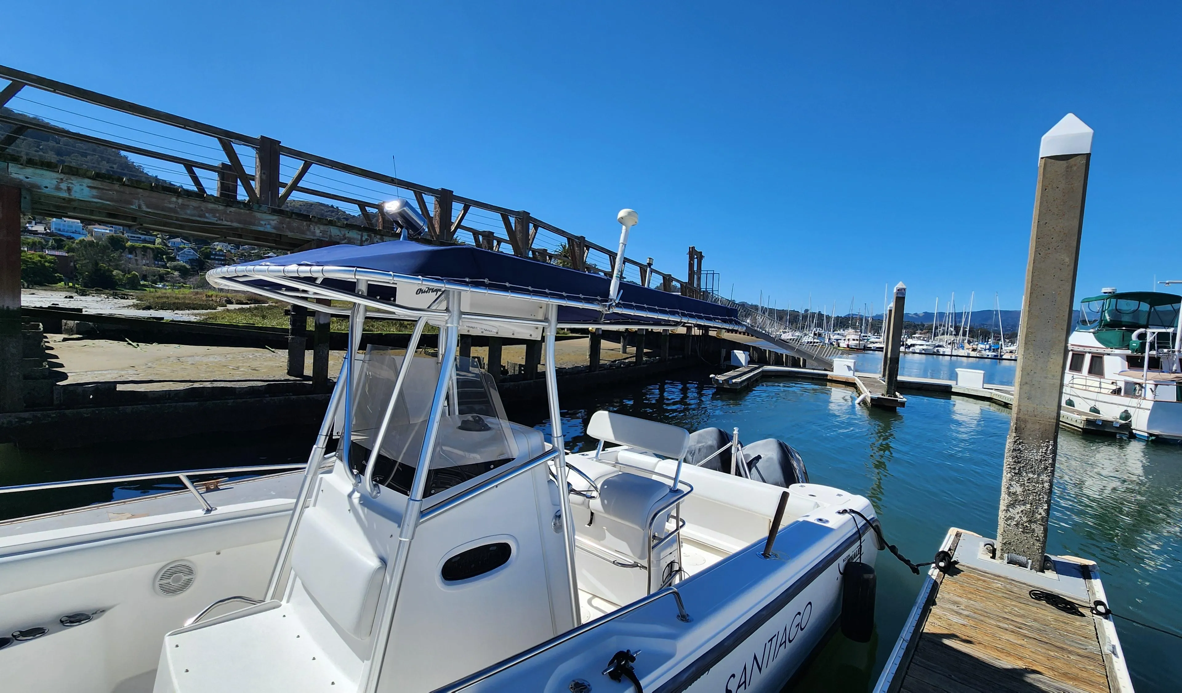 Boston Whaler 26 Outrage 2001 docked at marina under clear blue sky.