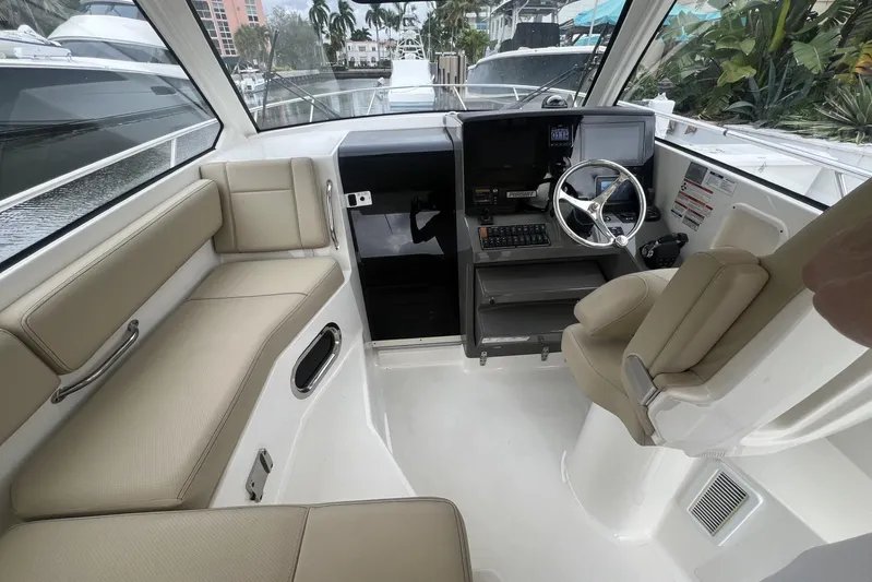 Audacious Yacht Photos Pics Pursuit 325 AUDACIOUS - Helm