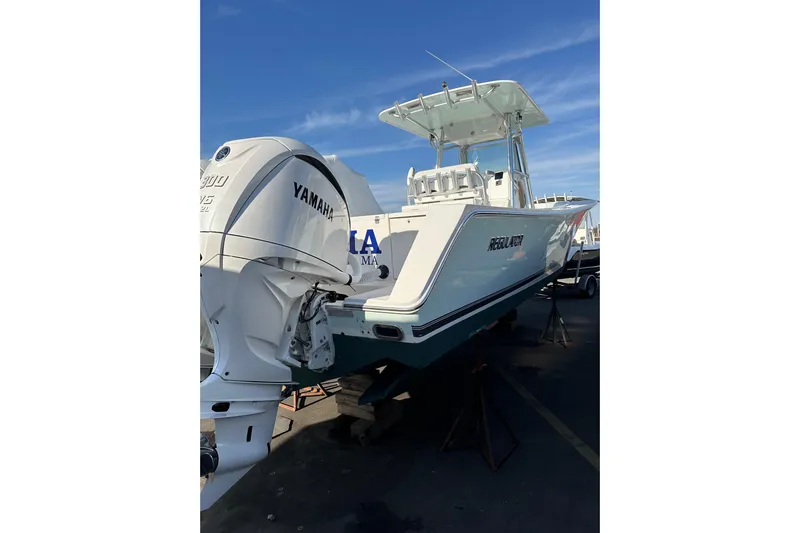 Asia Yacht Photos Pics 2005 Regulator 32 Forward Seating boat with Yamaha engine, displayed outdoors.