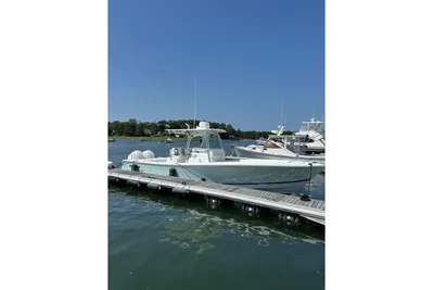 Regulator 32 Forward Seating