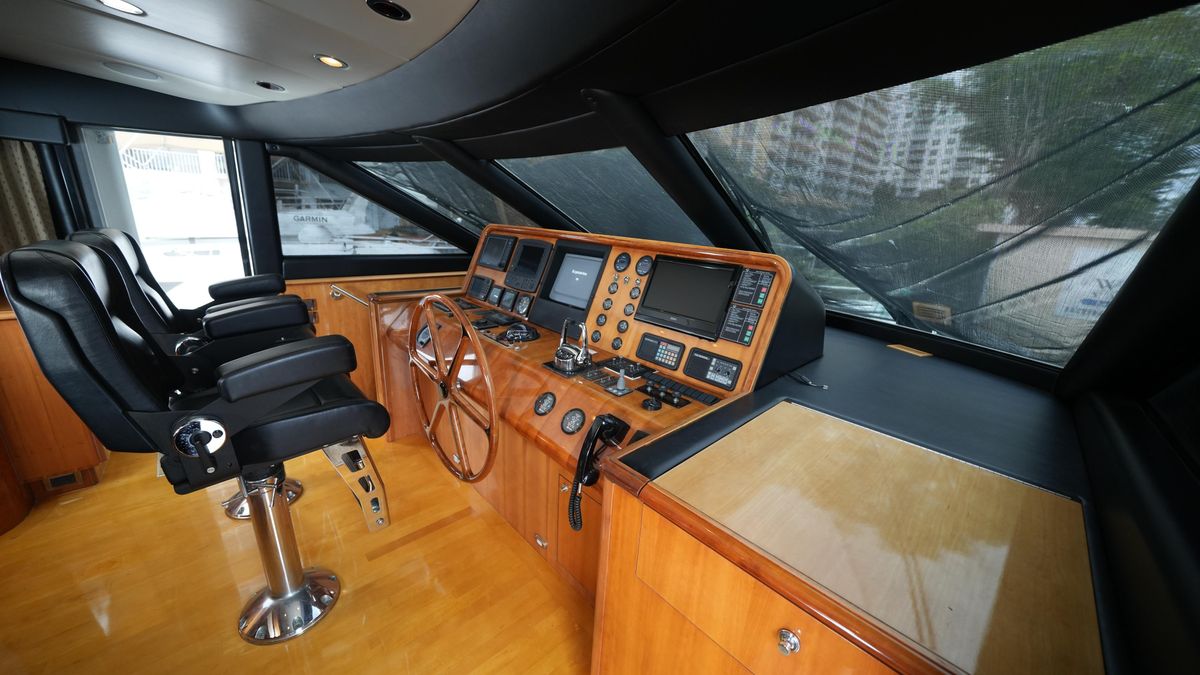 2002 Queenship 70 
