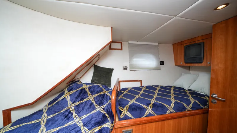 4 Princesses Yacht Photos Pics 2002 Queenship 70 Baretta yacht cabin with twin beds and TV