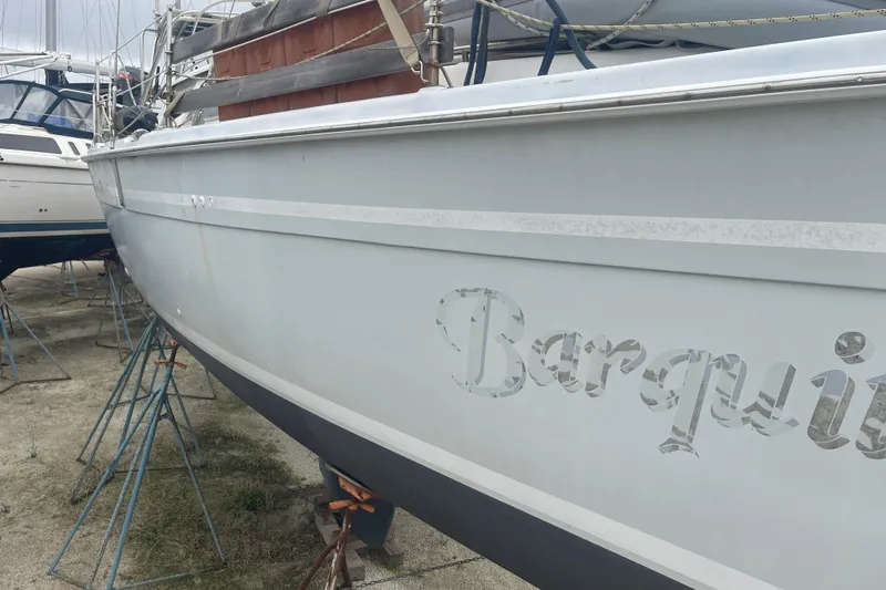 Argo Yacht Photos Pics 2004 Hunter 44 Deck Salon sailboat on stands, side view with name "Barqui" visible.