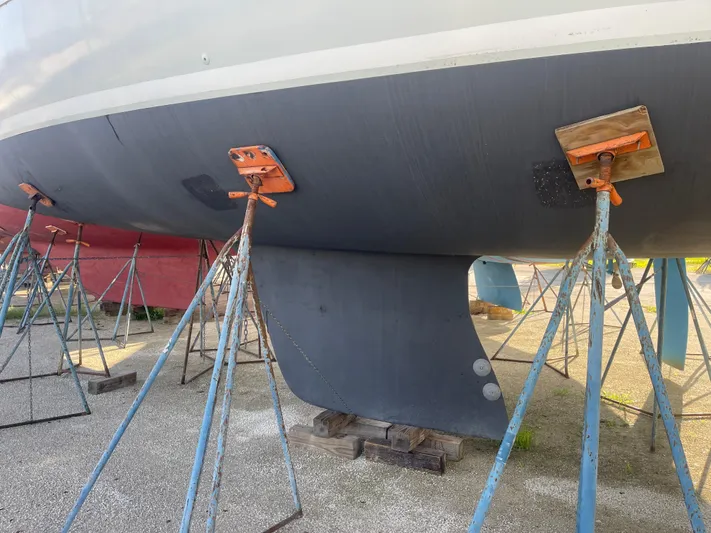 Argo Yacht Photos Pics Hunter 44 DS Deck Salon 2004 sailboat hull supported by stands in a boatyard.