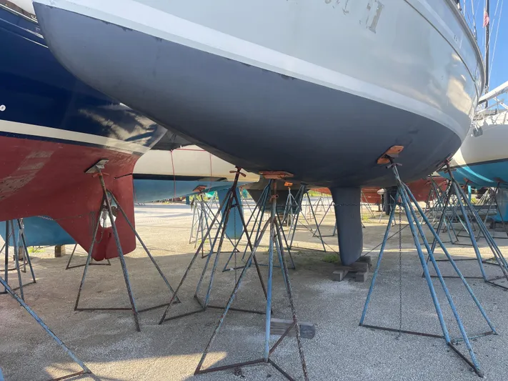 Argo Yacht Photos Pics Hunter 44 DS Deck Salon 2004 sailboat on stands in a boatyard.