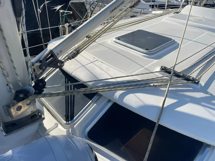 Argo Yacht Photos Pics Deck view of 2004 Hunter 44 DS Deck Salon sailboat with rigging and hatch.