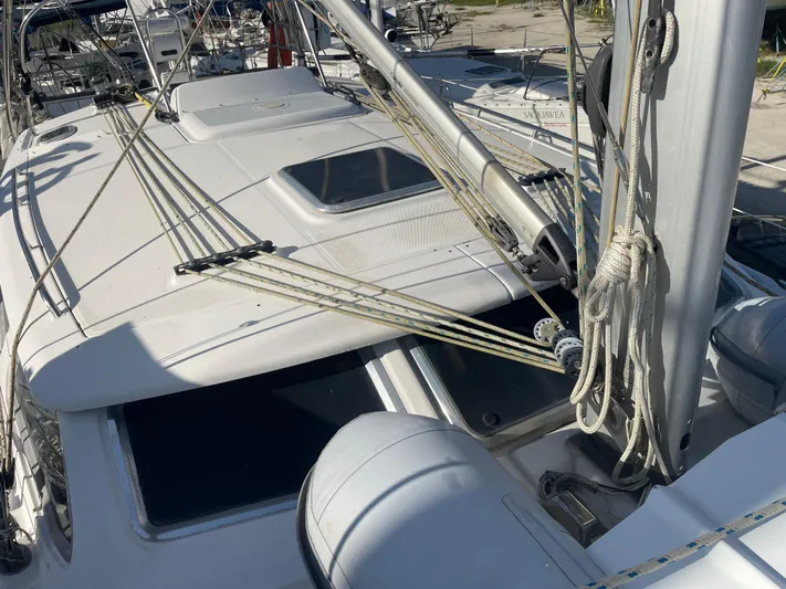 Argo Yacht Photos Pics 2004 Hunter 44 DS Deck Salon sailboat deck with rigging and hatches.