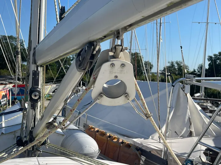 Argo Yacht Photos Pics Close-up of rigging on a 2004 Hunter 44 DS Deck Salon sailboat.