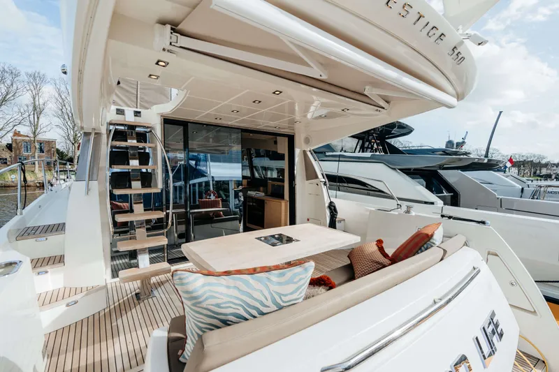 550 Fly Yacht Photos Pics 