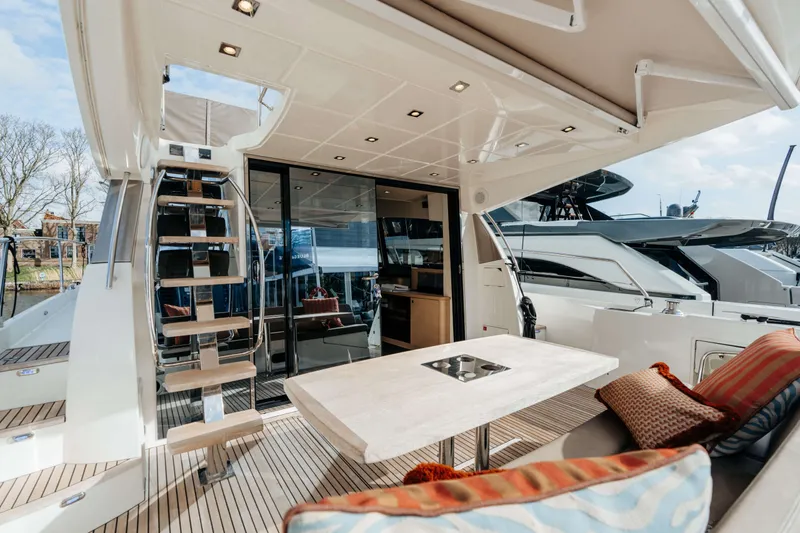 550 Fly Yacht Photos Pics 