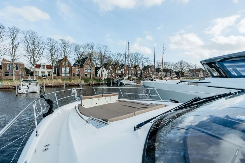 550 Fly Yacht Photos Pics 