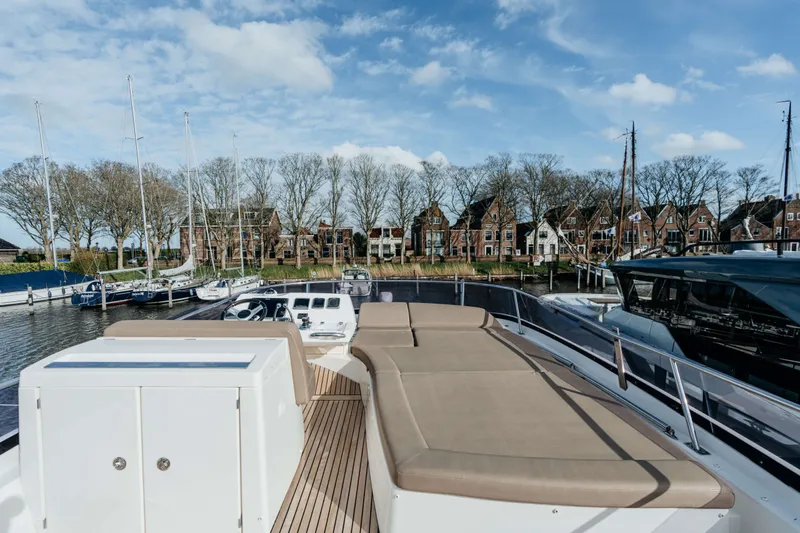 550 Fly Yacht Photos Pics 