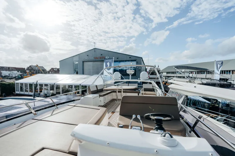 550 Fly Yacht Photos Pics 