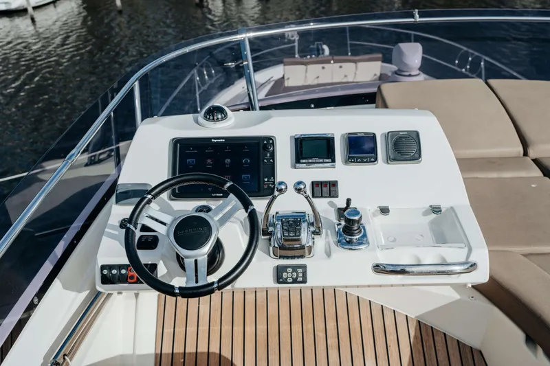 550 Fly Yacht Photos Pics 