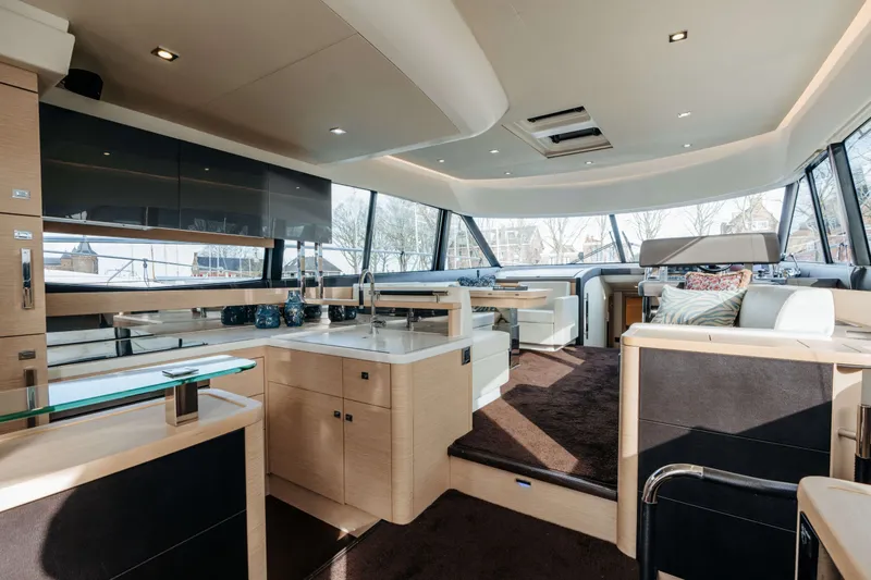 550 Fly Yacht Photos Pics 