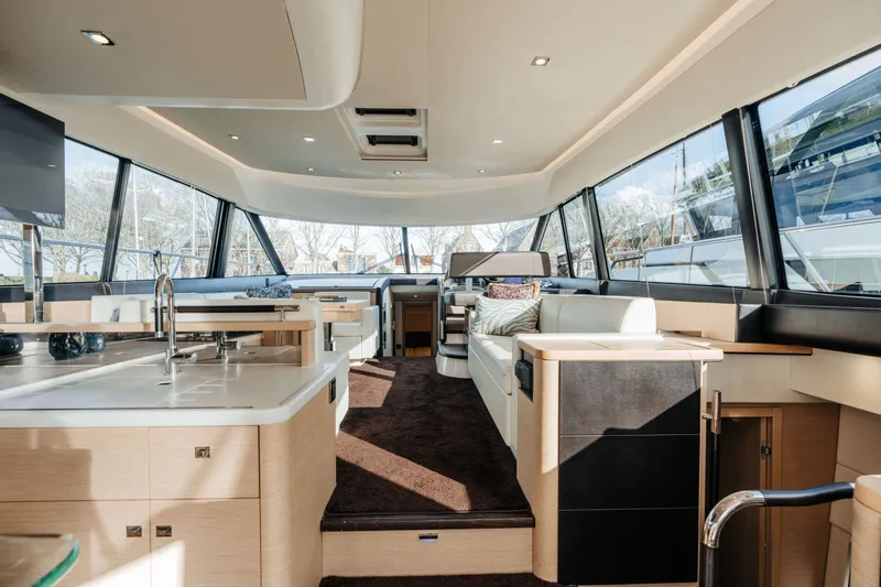 550 Fly Yacht Photos Pics 