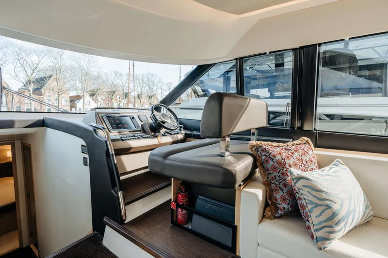 550 Fly Yacht Photos Pics 