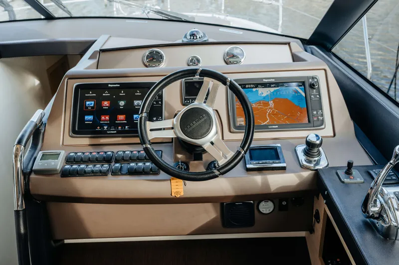 550 Fly Yacht Photos Pics 