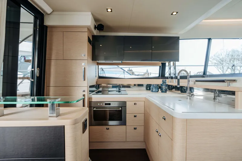 550 Fly Yacht Photos Pics 