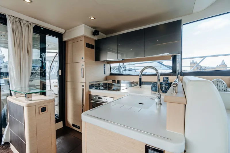 550 Fly Yacht Photos Pics 