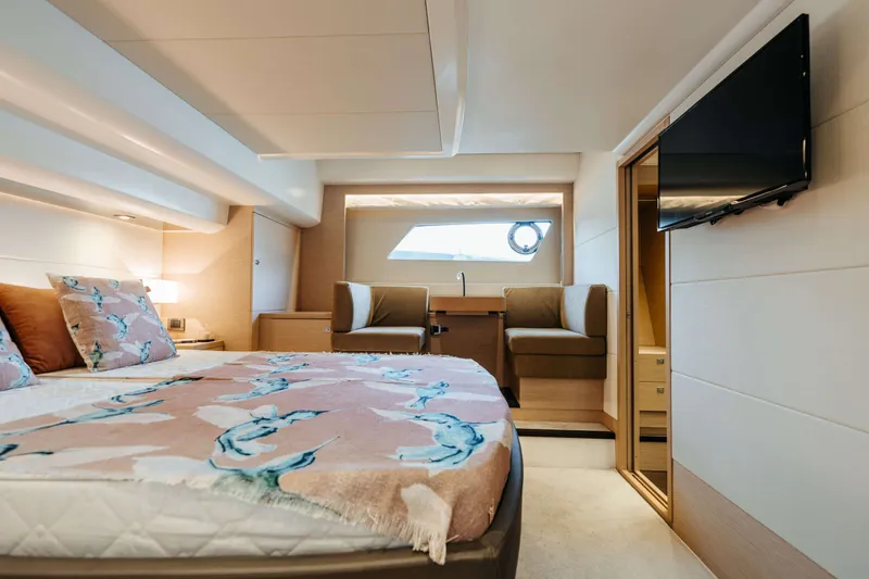 550 Fly Yacht Photos Pics 