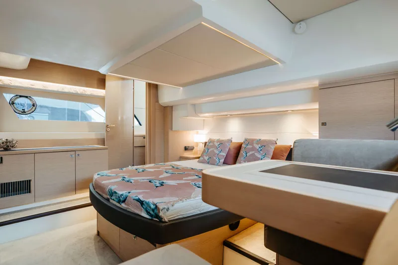 550 Fly Yacht Photos Pics 