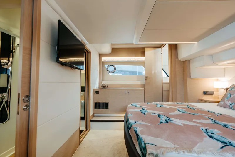 550 Fly Yacht Photos Pics 