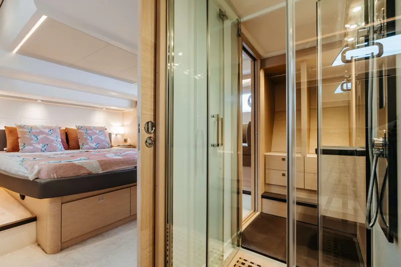 550 Fly Yacht Photos Pics 