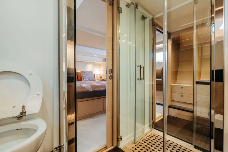 550 Fly Yacht Photos Pics 