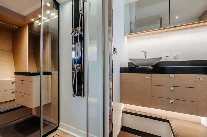 550 Fly Yacht Photos Pics 