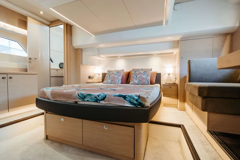 550 Fly Yacht Photos Pics 