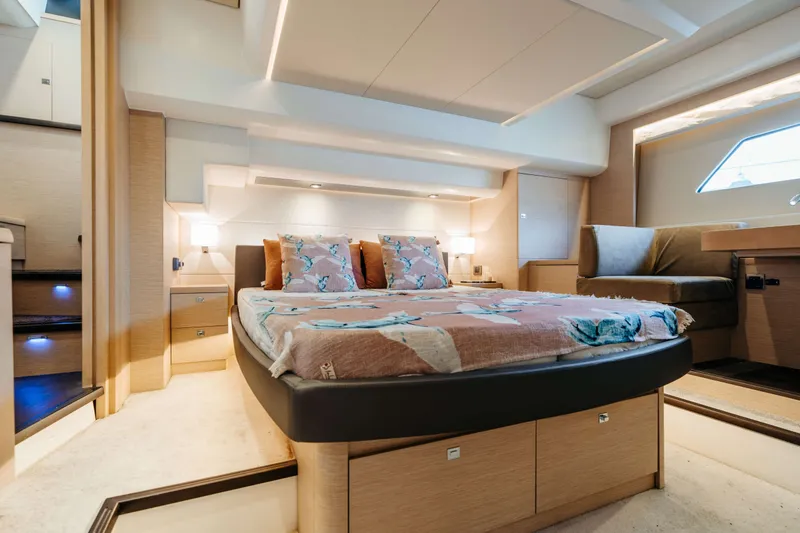 550 Fly Yacht Photos Pics 