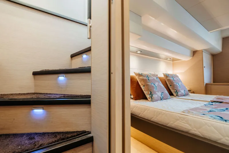 550 Fly Yacht Photos Pics 