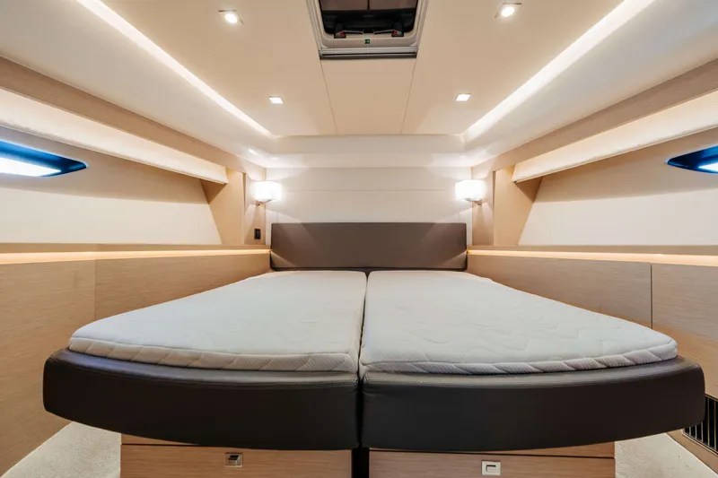 550 Fly Yacht Photos Pics 