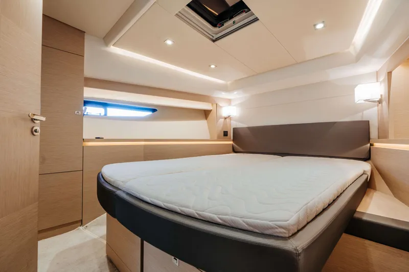 550 Fly Yacht Photos Pics 