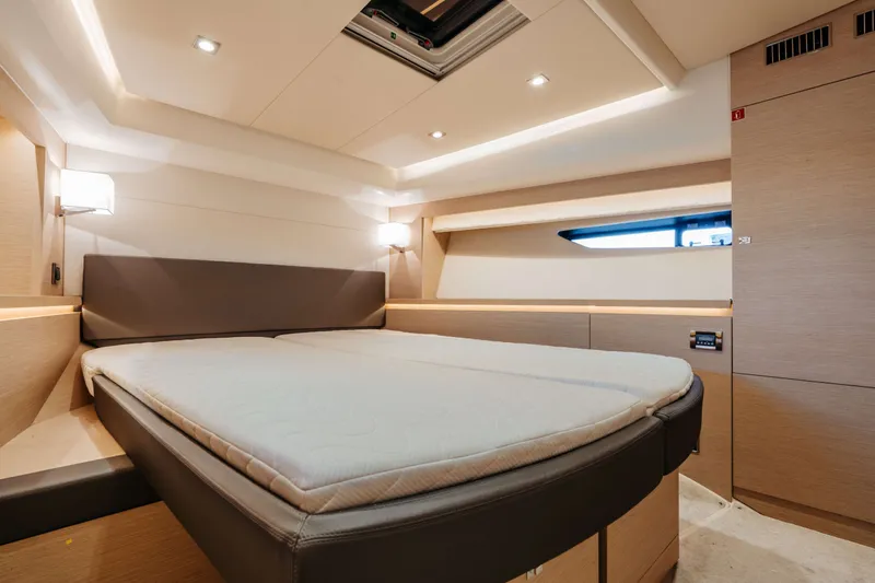 550 Fly Yacht Photos Pics 