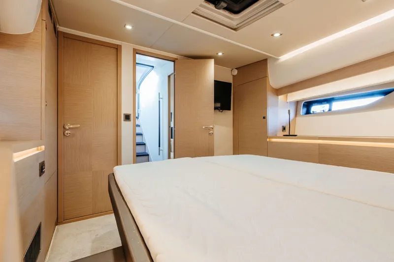 550 Fly Yacht Photos Pics 