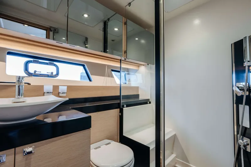 550 Fly Yacht Photos Pics 